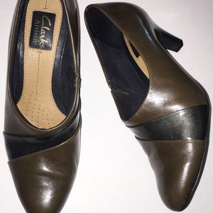 CLARK'S ARTISAN Olive Leather Two-Tone Pump